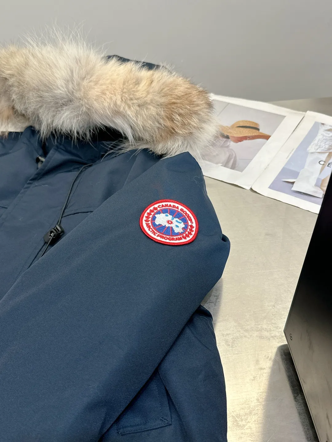 P840 Canada Goose 13 down jackets, timeless classics, same style for men and women, mid-length windbreaker jacket. Canada Goose technology waterproof fabric is wind and cold resistant and extremely warm! Plush heat storage keeps you warm and warms you up quickly! Extra large fur collar design, fine fur, smooth to the touch, comfortable and skin-friendly! Double windproof cuffs to prevent cold wind from entering! The pockets have a flap zipper design and the upper pocket is a diagonal pocket, which is convenient and practical! Canada Goose’s popularity in the past two years has greatly surpassed that of the king of down jackets, the Meng Mouth, and it is the hottest item in autumn and winter on INS! Same style for men and women, Canada Goose’s classic style! Color: Black, Off-white, Gray, Navy Size: XS S M L XL XXL